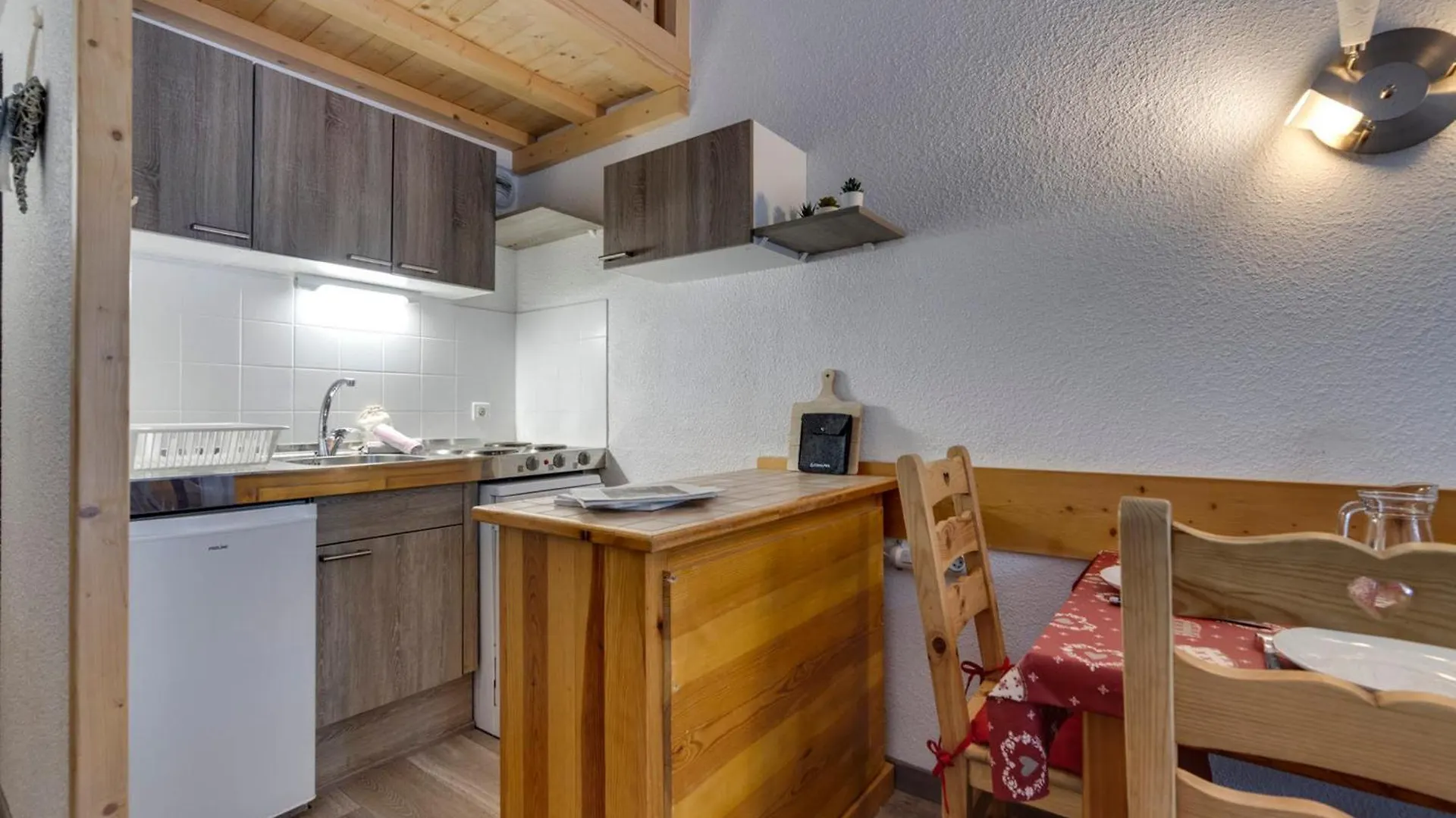 Studio Chaleureux Au Pied Des Pistes Avec Parking, 4 Couchages - Fr-1-690-30 Montvalezan